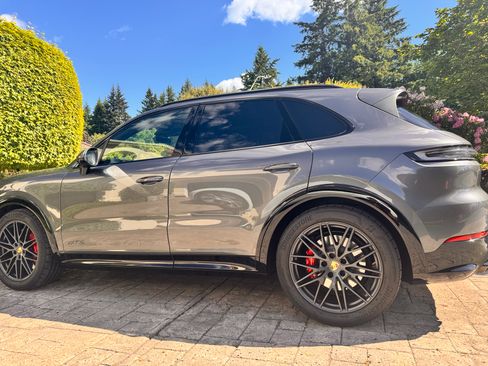Used 2025 Porsche Cayenne GTS AWD/4WD image 6