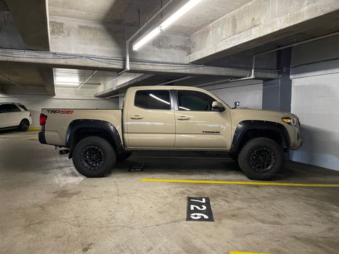 Used 2017 Toyota Tacoma TRD Off-Road w/ Tow Package (A/T) image 2