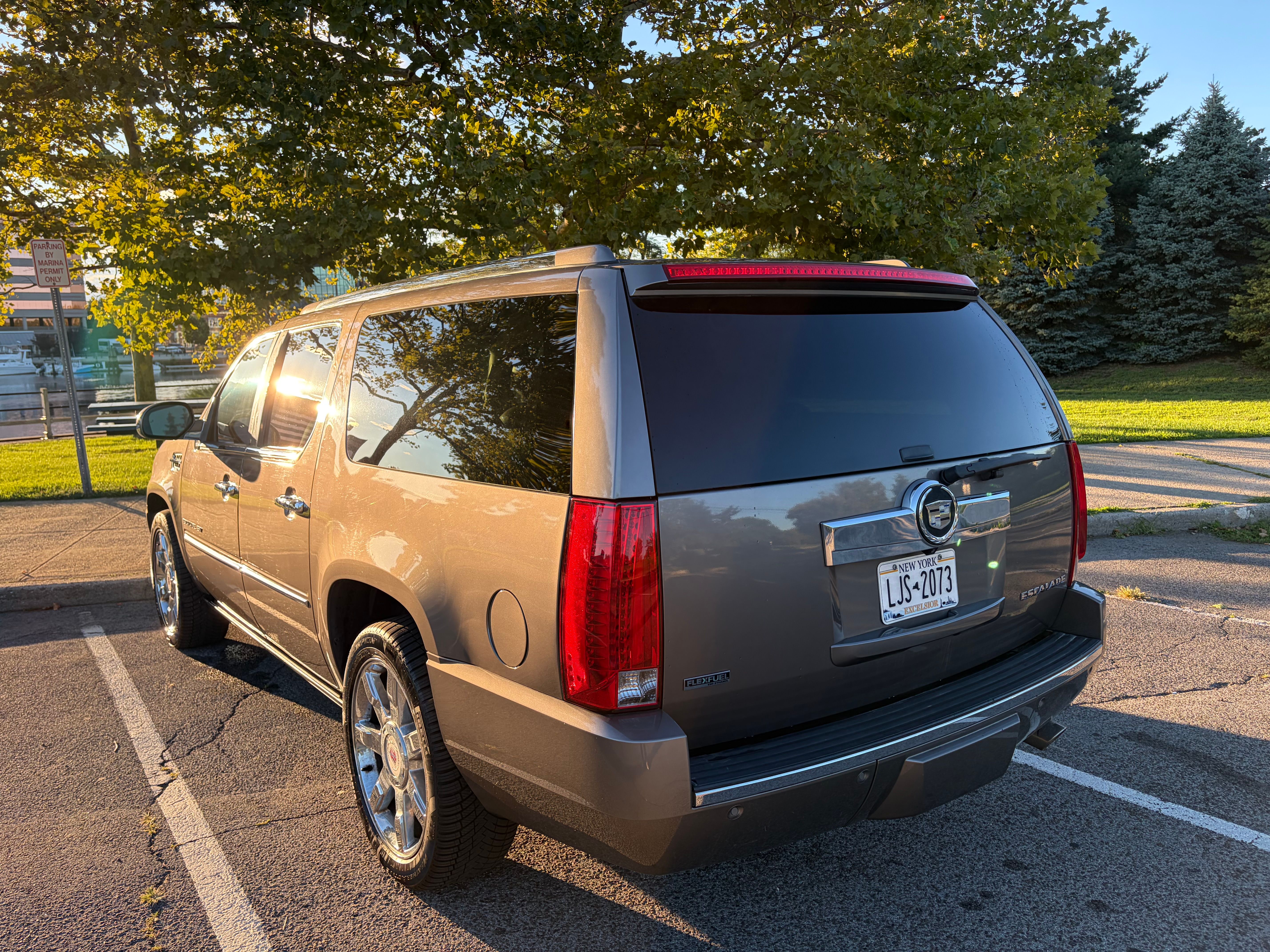 Used 2011 Cadillac Escalade ESV Premium AWD/4WD image 4