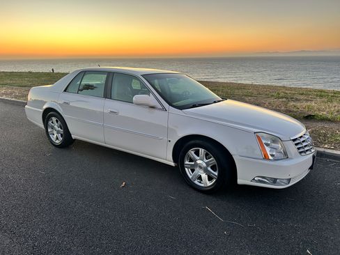 Used 2007 Cadillac DTS w/ Sun And Sound Package FWD image 16