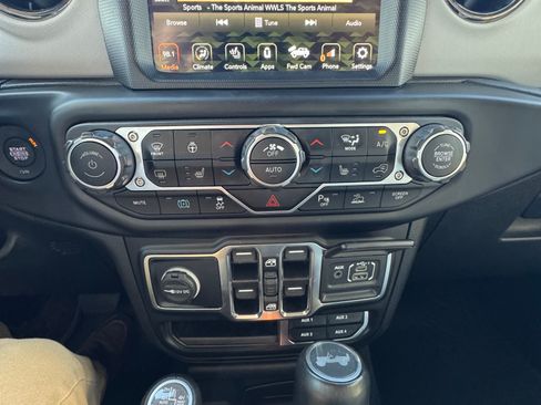 Used 2022 Jeep Wrangler Unlimited Sahara image 16