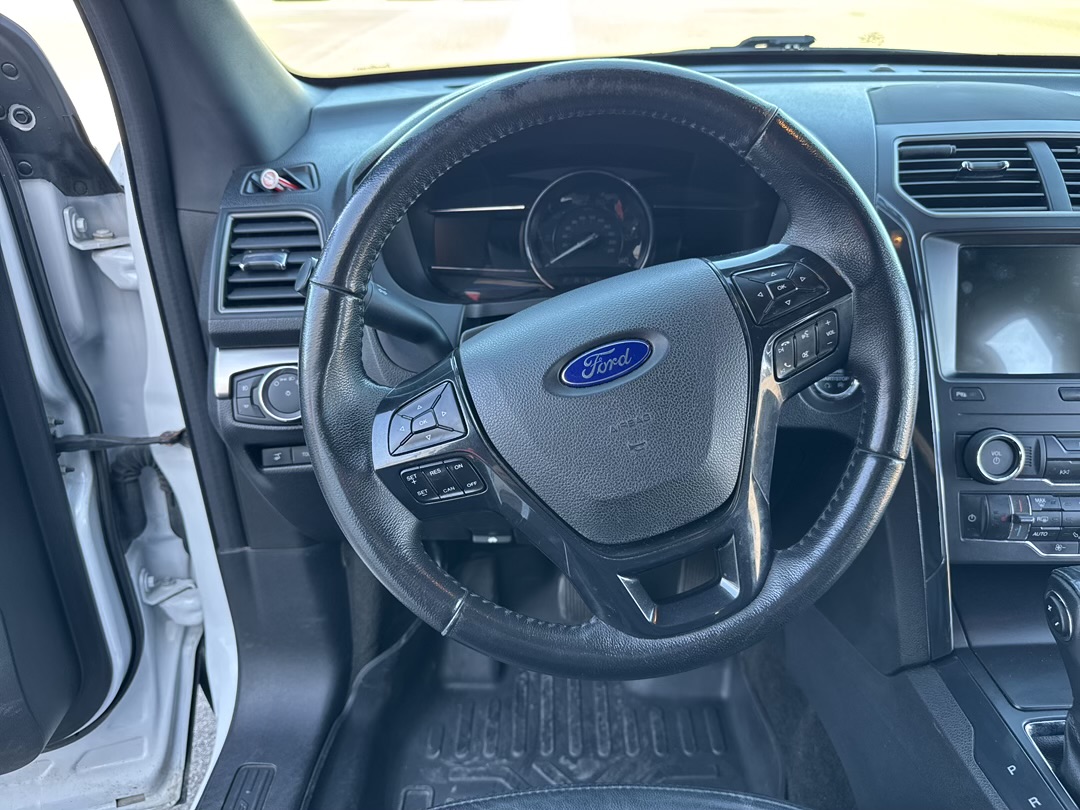 Used 2018 Ford Explorer XLT w/ Equipment Group 202A FWD image 15