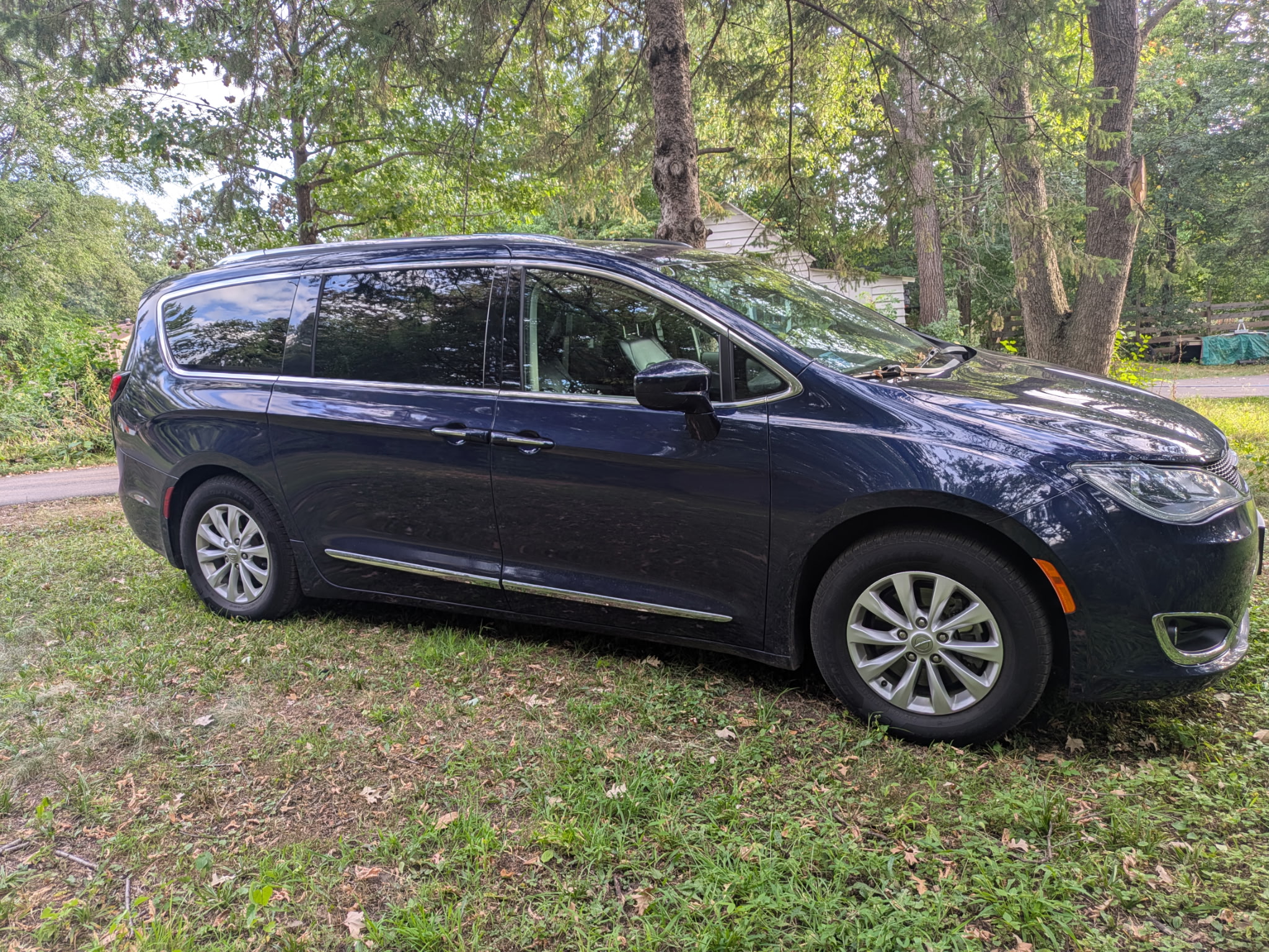 Used 2019 Chrysler Pacifica Touring-L FWD image 1