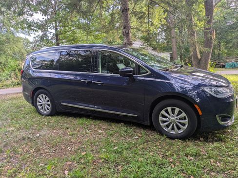 Used 2019 Chrysler Pacifica Touring-L FWD image 1