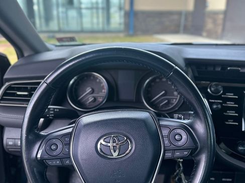 Used 2020 Toyota Camry SE FWD image 1