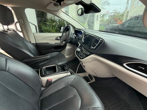 Used 2022 Chrysler Pacifica Touring-L FWD image 8