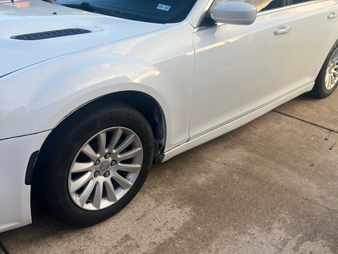 Used 2014 Chrysler 300 image 4
