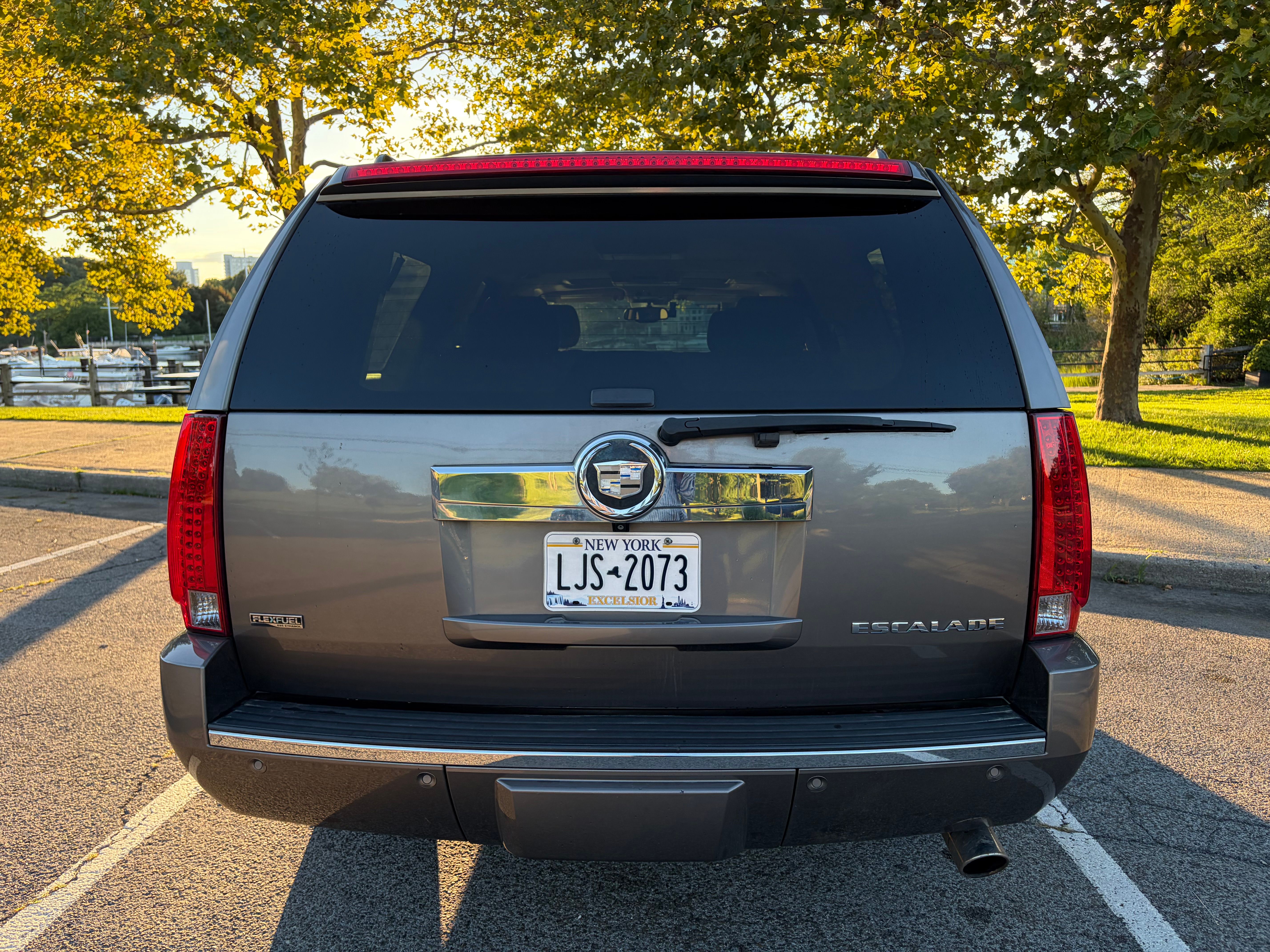Used 2011 Cadillac Escalade ESV Premium AWD/4WD image 18