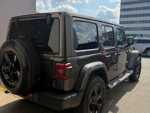 Used 2019 Jeep Wrangler Unlimited Sahara AWD/4WD image 4