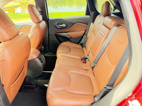 Used 2019 Jeep Cherokee Overland w/ Technology Group image 10