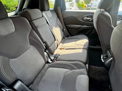 Used 2015 Jeep Cherokee Latitude FWD image 16