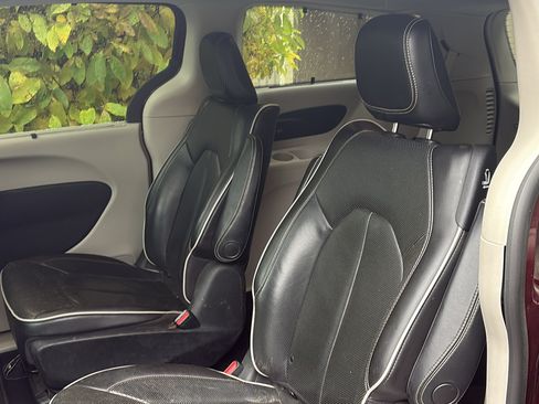 Used 2021 Chrysler Pacifica Limited w/ Premium & Safety Sphere Group image 8