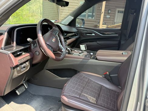 Used 2024 Cadillac Escalade ESV V w/ LPO, ONYX Package image 3