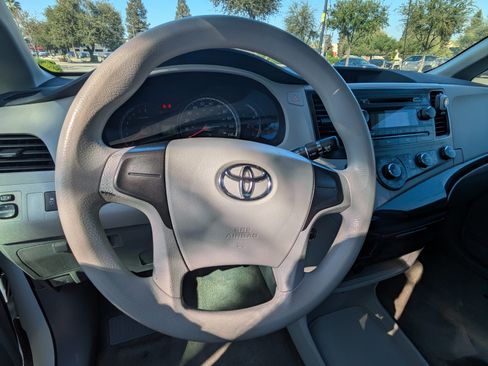 Used 2013 Toyota Sienna L w/ Towing Pkg image 13