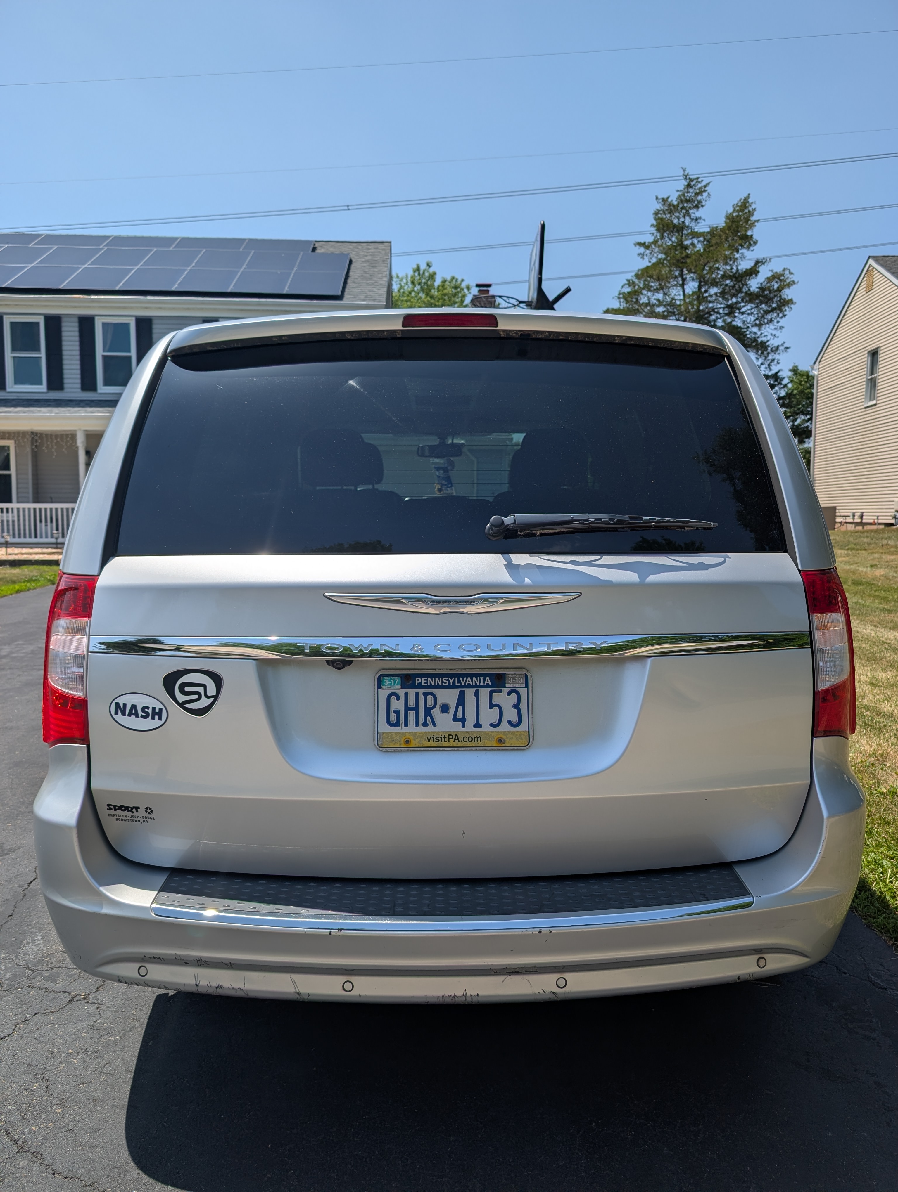 Used 2011 Chrysler Town & Country Touring-L w/ Entertainment Group #2 FWD image 8