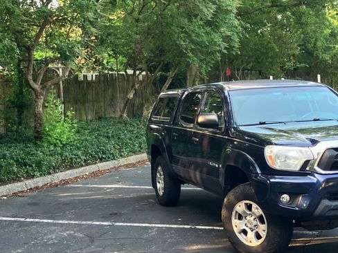 Used 2012 Toyota Tacoma 4x4 Double Cab w/ SR5 Pkg image 9