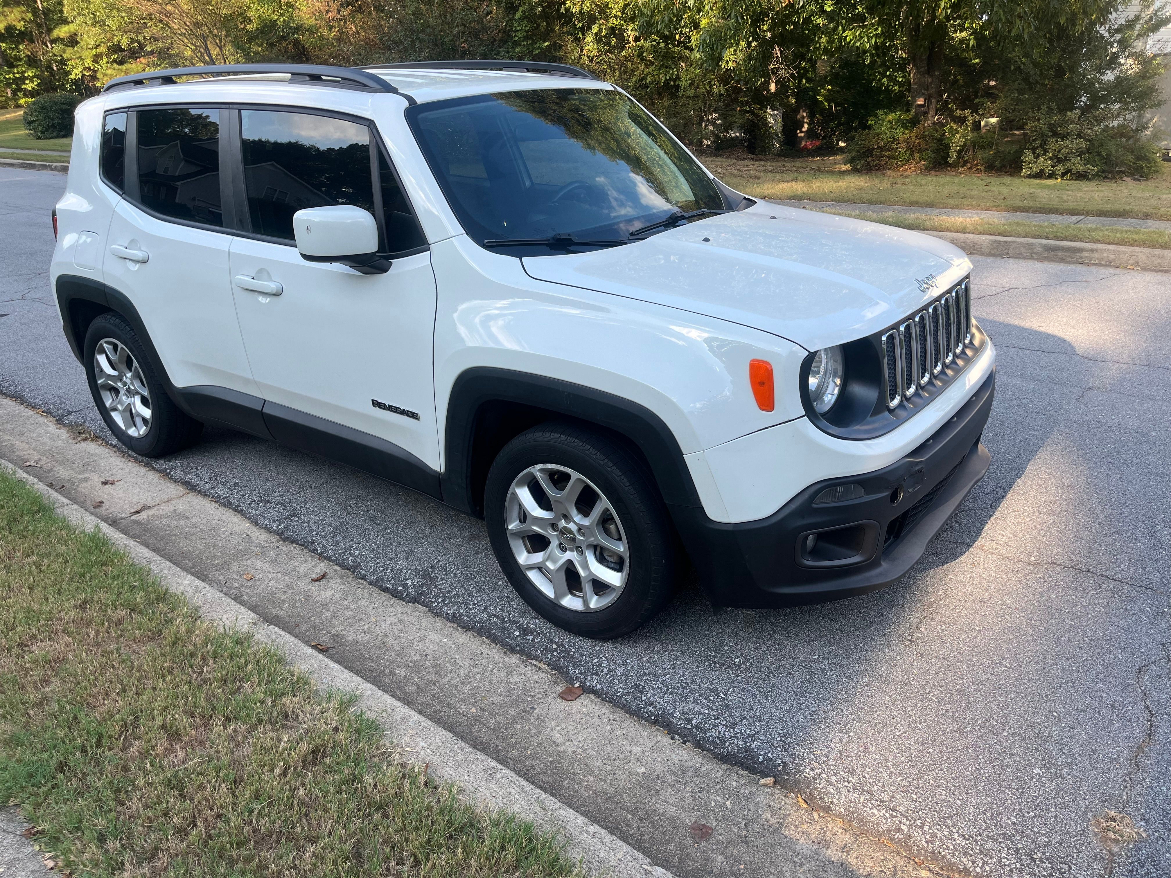 Used 2018 Jeep Renegade Latitude FWD image 1