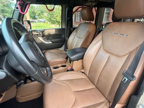 Used 2017 Jeep Wrangler Unlimited Sahara w/ Connectivity Group AWD/4WD image 13