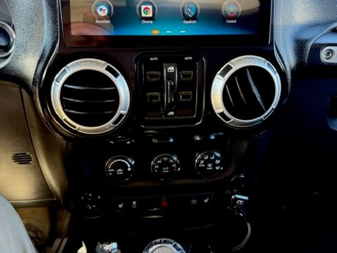 Used 2017 Jeep Wrangler Unlimited Rubicon w/ Connectivity Group image 9