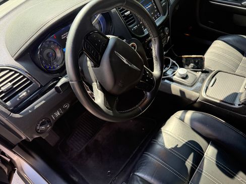 Used 2018 Chrysler 300 S w/ 300S Premium Group RWD image 5