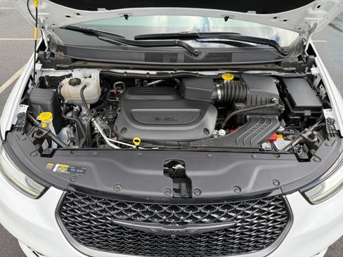 Used 2024 Chrysler Pacifica Touring-L w/ Uconnect Theater Family Group FWD image 30