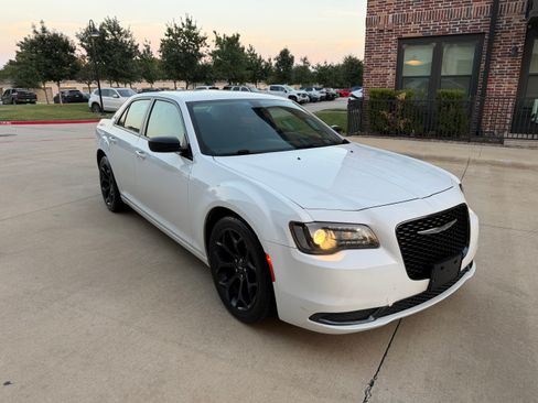 Used 2019 Chrysler 300 Touring w/ Sport Appearance Package RWD image 4