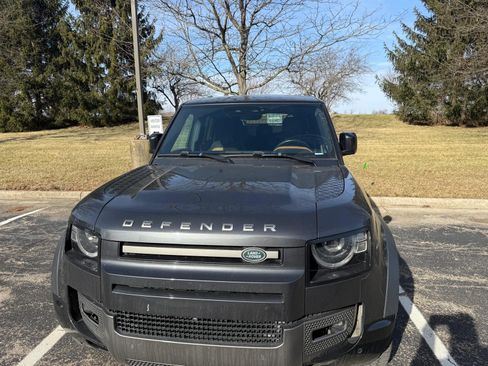 Used 2023 Land Rover Defender 110 X-Dynamic SE image 4