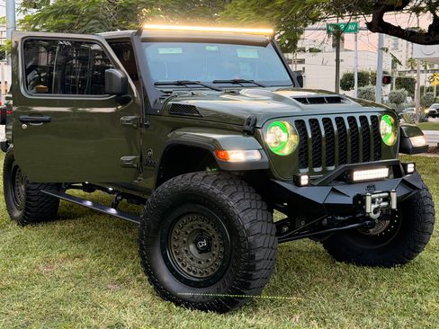 Used 2023 Jeep Gladiator Sport AWD/4WD image 17