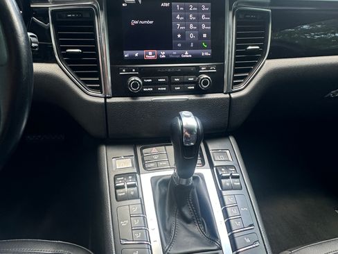 Used 2018 Porsche Macan AWD/4WD image 11