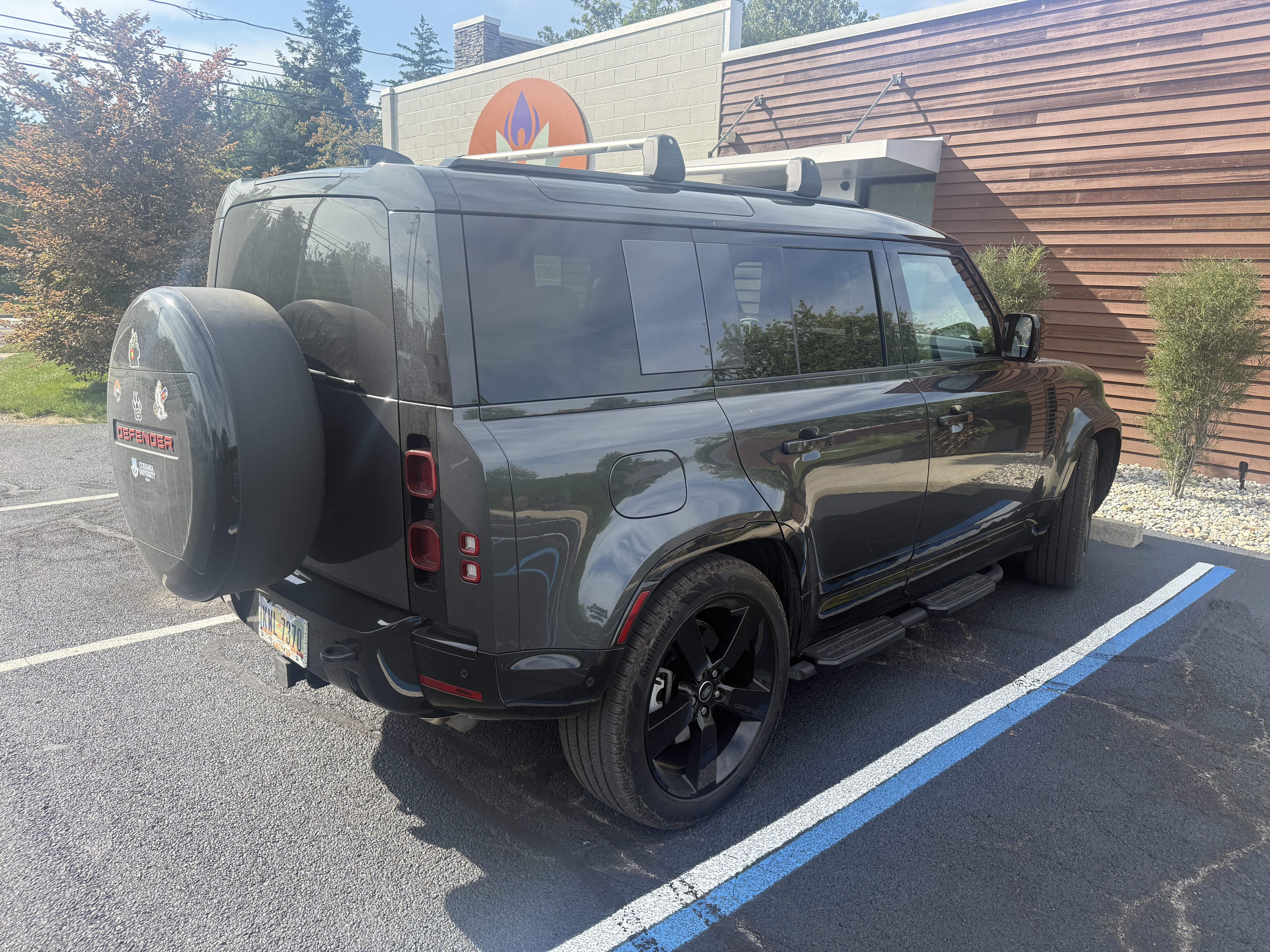 Used 2025 Land Rover Defender 110 X-Dynamic SE AWD/4WD image 2