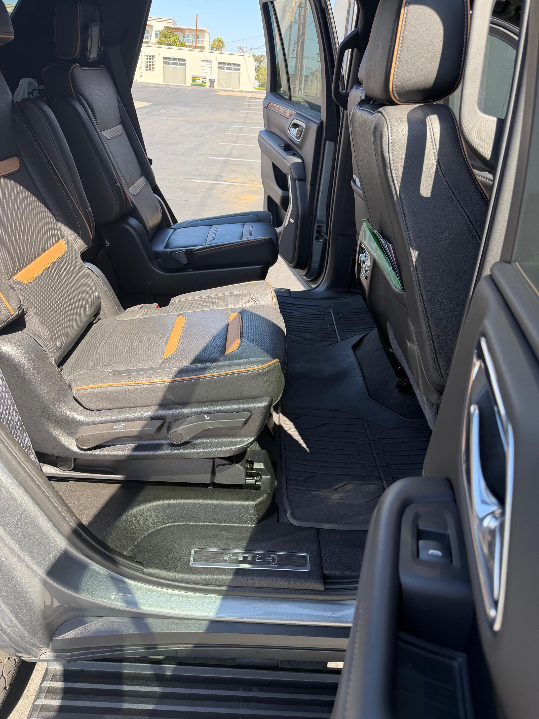 Used 2023 GMC Yukon AT4 w/ AT4 Premium Package AWD/4WD image 9