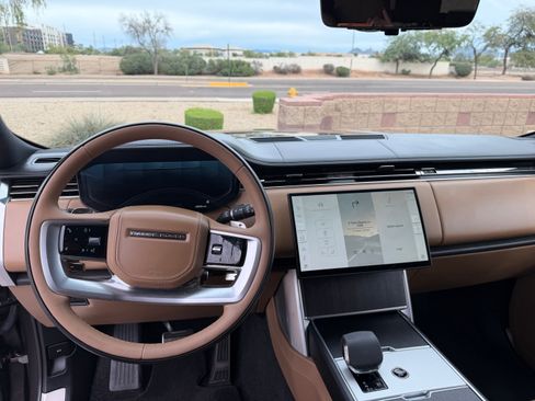 Used 2024 Land Rover Range Rover Long Wheelbase SE image 11