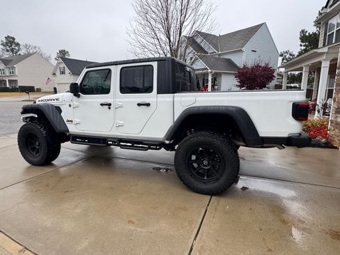 Used 2024 Jeep Gladiator Mojave w/ Technology Group image 9
