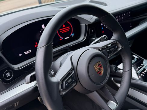 Used 2025 Porsche Cayenne S AWD/4WD image 4