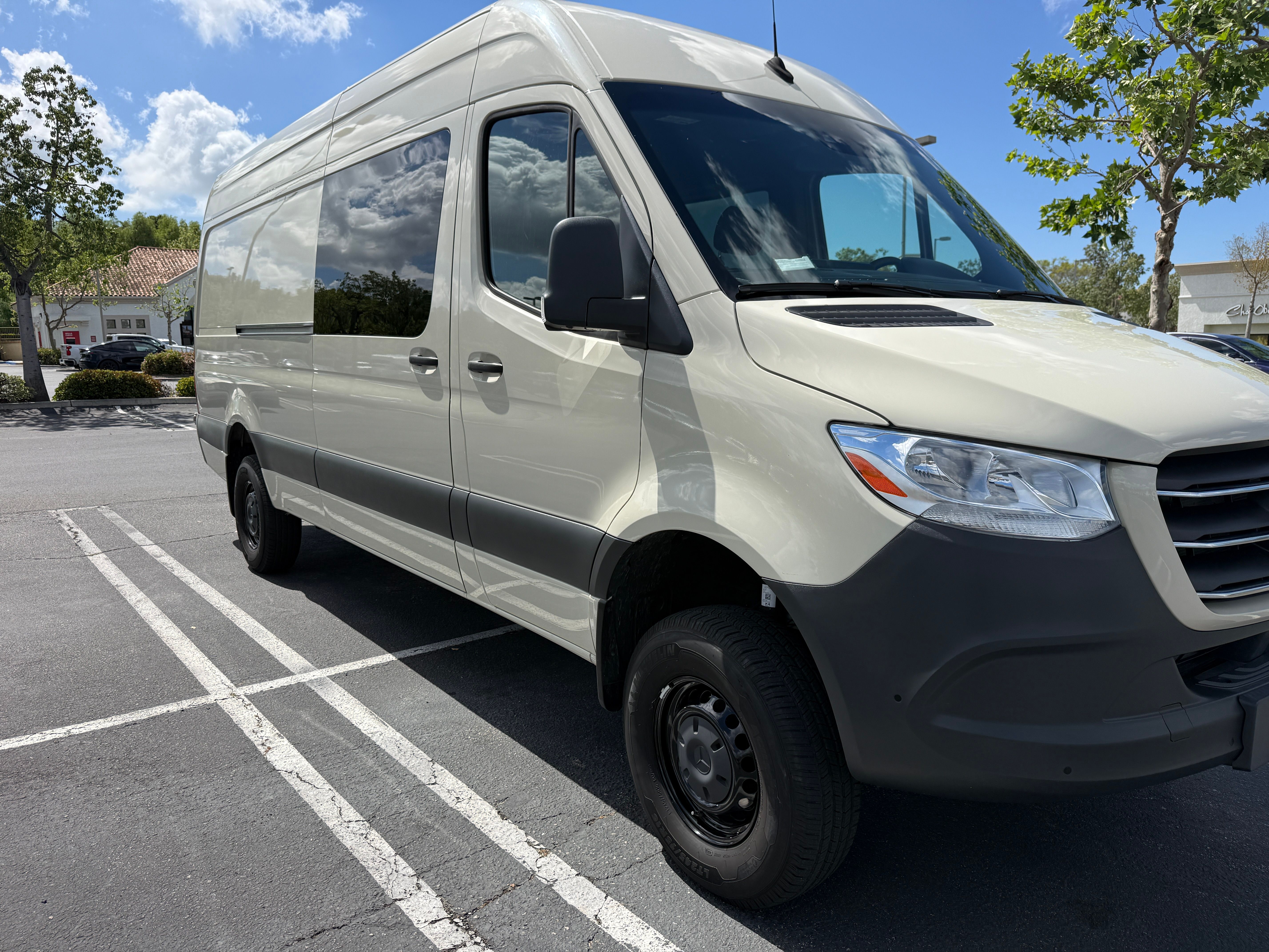 Used 2023 Mercedes-Benz Sprinter 2500 image 1