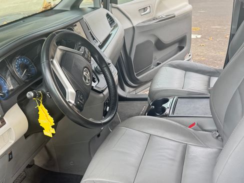 Used 2015 Toyota Sienna XLE image 11