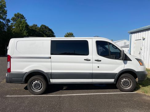Used 2017 Ford Transit 250 130 Low Roof RWD image 4