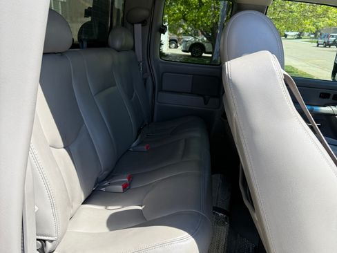 Used 2005 Chevrolet Silverado 2500 LT w/ Heavy-Duty Power Package AWD/4WD image 13