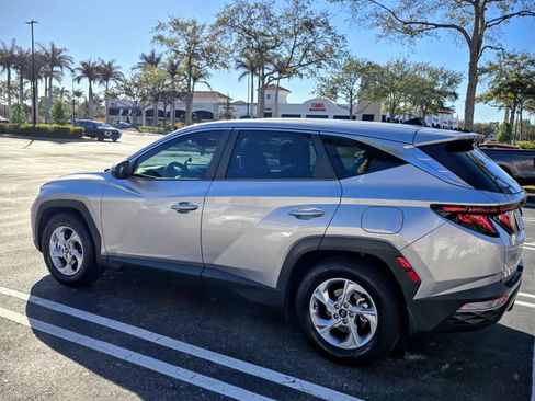 Used 2022 Hyundai Tucson SE image 1