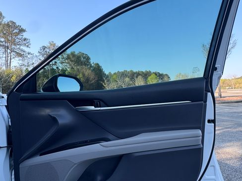 Used 2018 Toyota Camry SE w/ Moonroof Package image 13