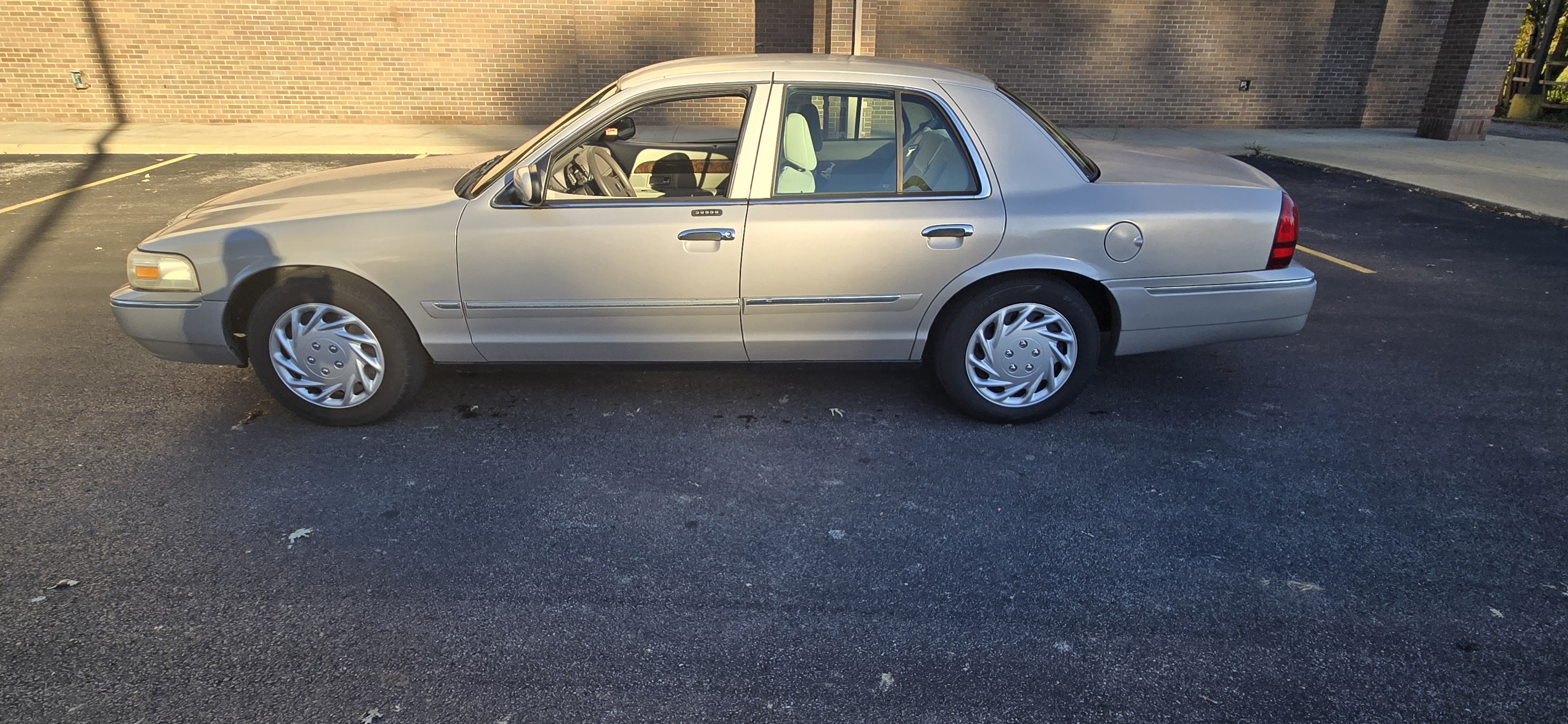 Used 2008 Mercury Grand Marquis GS RWD image 1