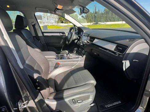 Used 2013 Volkswagen Touareg Sport image 10