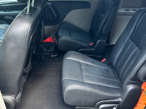 Used 2015 Chrysler Town & Country Touring FWD image 10