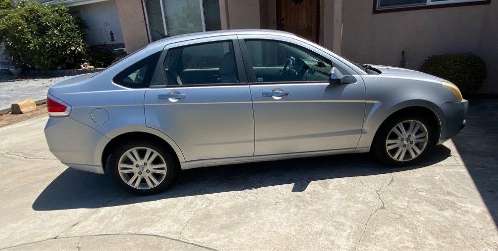 Used 2010 Ford Focus SEL FWD image 2