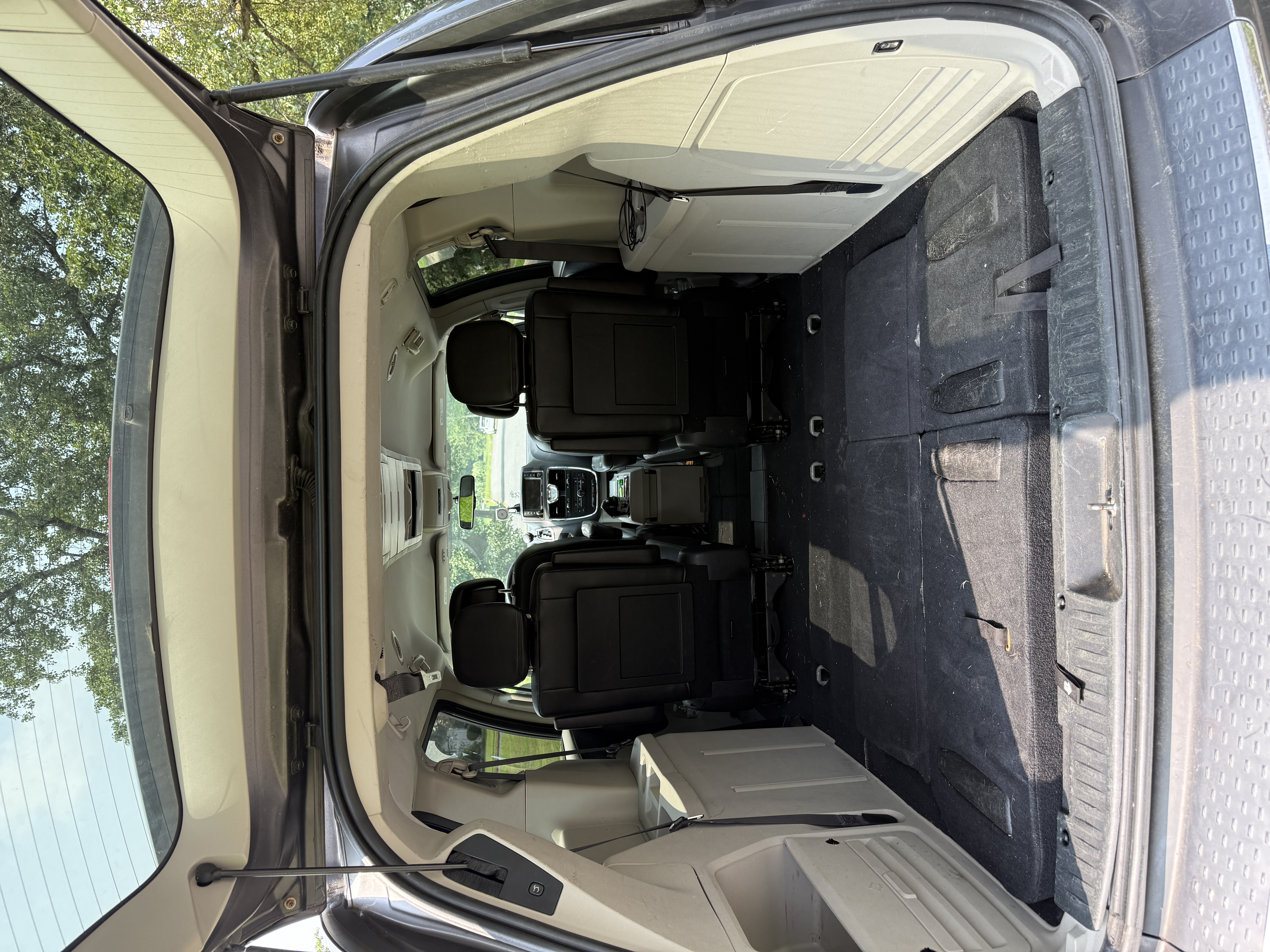 Used 2016 Chrysler Town & Country Touring FWD image 6