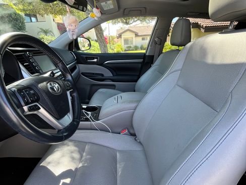 Used 2019 Toyota Highlander Limited w/ Carpet Mat Package (TMS) AWD/4WD image 12