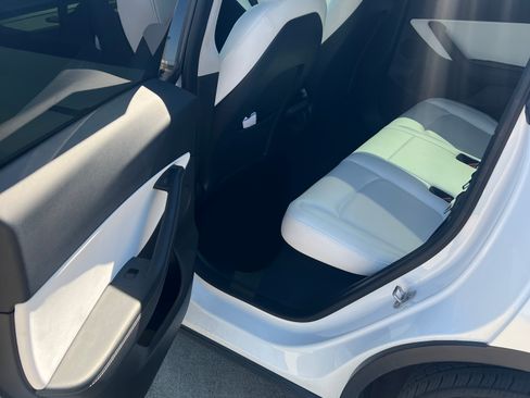 Used 2021 Tesla Model Y Long Range image 16