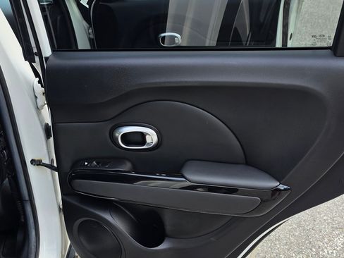 Used 2015 Kia Soul ! FWD image 14