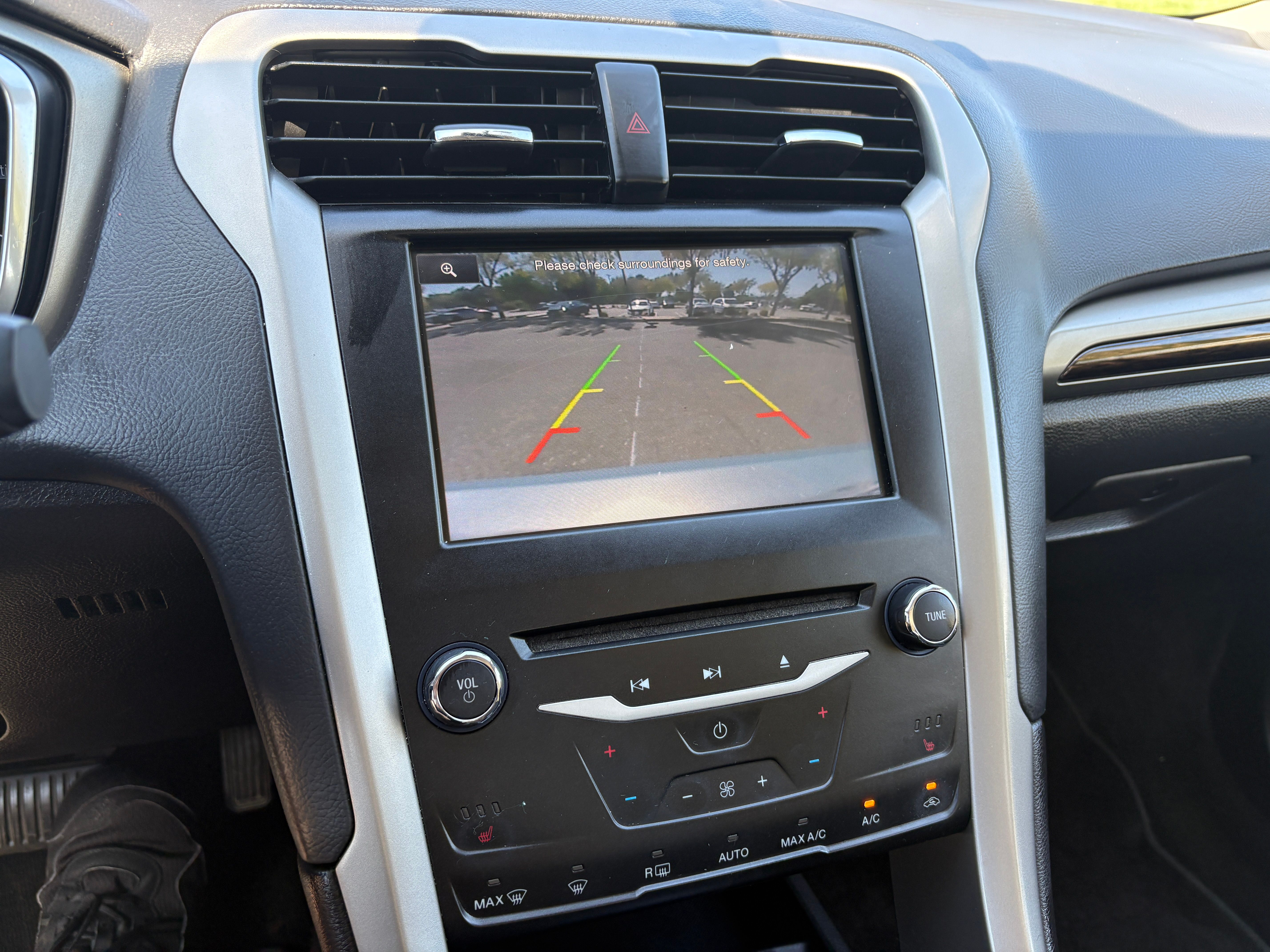 Used 2014 Ford Fusion SE FWD image 17