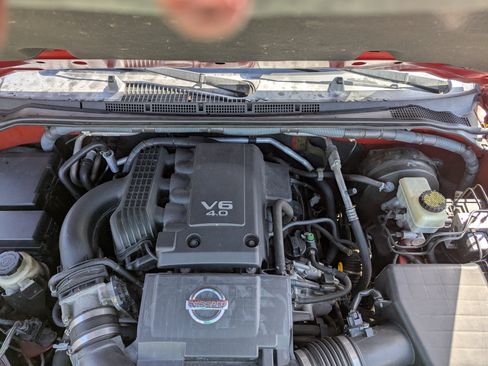 Used 2010 Nissan Frontier SE image 13